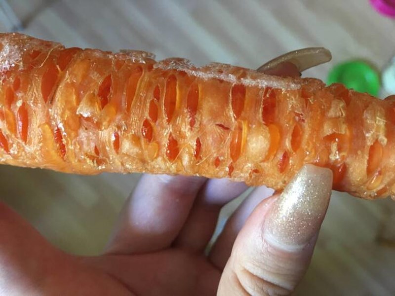 3. U hladnjaku je bila preniska temperatura pa se voda unutar mrkve smrznula