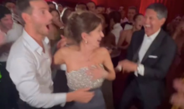 Gošća vjenčanja skoro je pala nasred podija, snimka je viralna zbog genijalne reakcije okupljenih