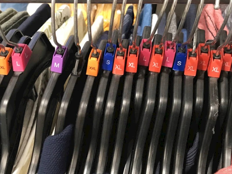9. Veličine su istaknute na vješalicama kako ne biste trebali provjeravati svaku majicu posebno