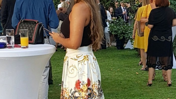 Gošća vjenčanja nasmijala je tisuće na Fejsu, morate vidjeti kako si je olakšala stajanje u štiklama