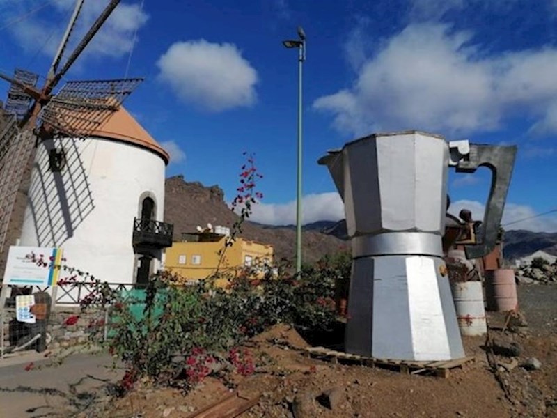 3. U španjolskom gradiću Mogán postoji gigantsko kuhalo za kavu