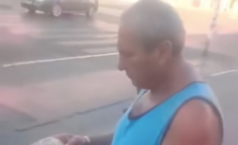 Tip iz Srbije je nasred zebre iznapadao pješaka koji je prošao na crveno, snimka je obišla regiju