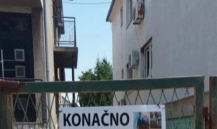 Netko je u jednom selu u Srbiji pronašao nesvakidašnju tablu na ogradi, urnebesna je