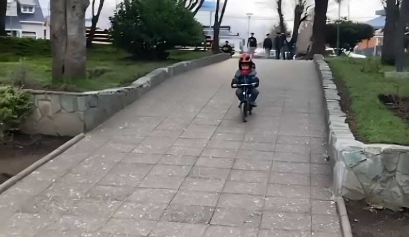 Tata iz Dalmacije učio je klinca voziti bicikl, prasnut ćete u smijeh kad vidite kako je to završilo