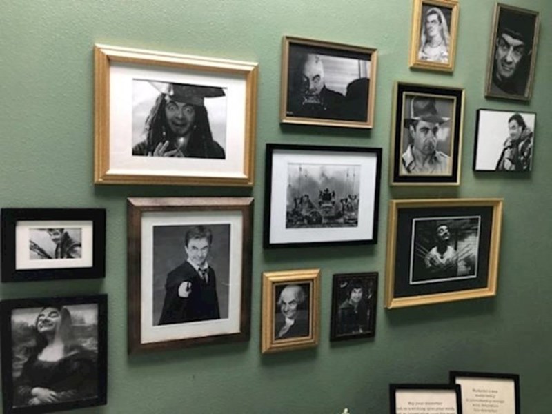 4. Wc jednog kafića ima puno fotošopiranih fotki Mr. Beana u raznim ulogama