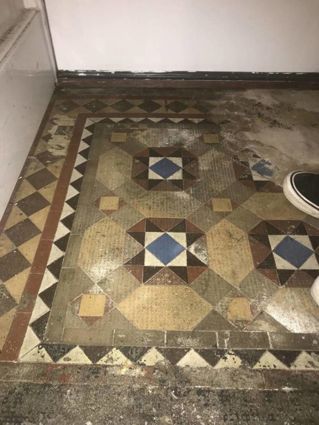 2. Pronašli smo originalne pločice iz viktorijanskog doba prilikom renovacije kuće