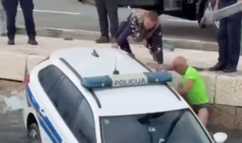 Prolaznik je u Senju snimio akciju izvlačenja službenog policijskog vozila iz mora, urnebesna je