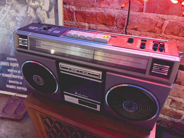 18. Retro stereo sustav