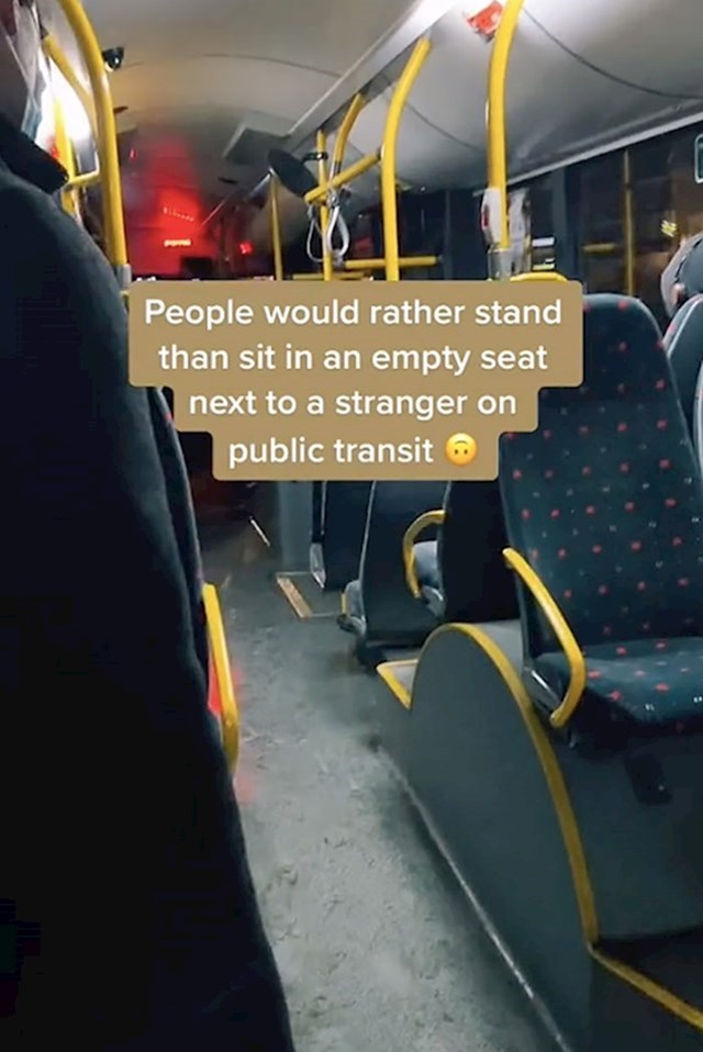 Ljudi će rađe stajati nego sjesti kraj nekoga u autobusu