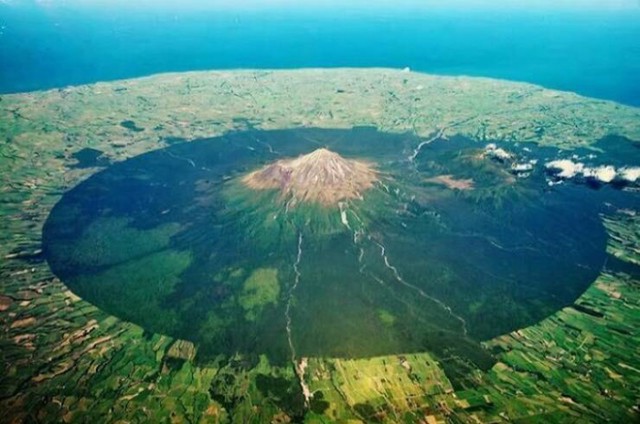 Planina Taranaki na Novom Zelandu. Veliki tamnozeleni krug označava nacionalni park.