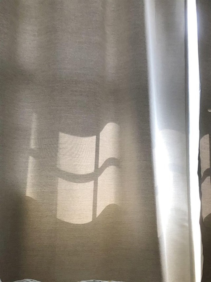 15. Refleksija izgleda kao logo Windowsa