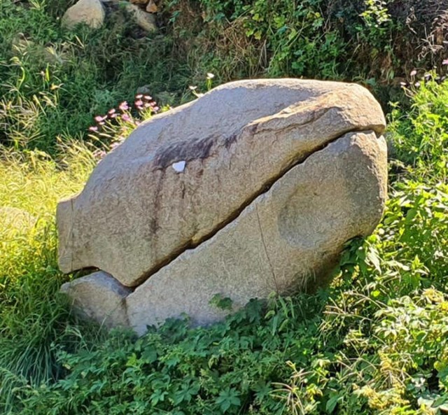 15. Kamen koji nalikuje na zmajevu glavu