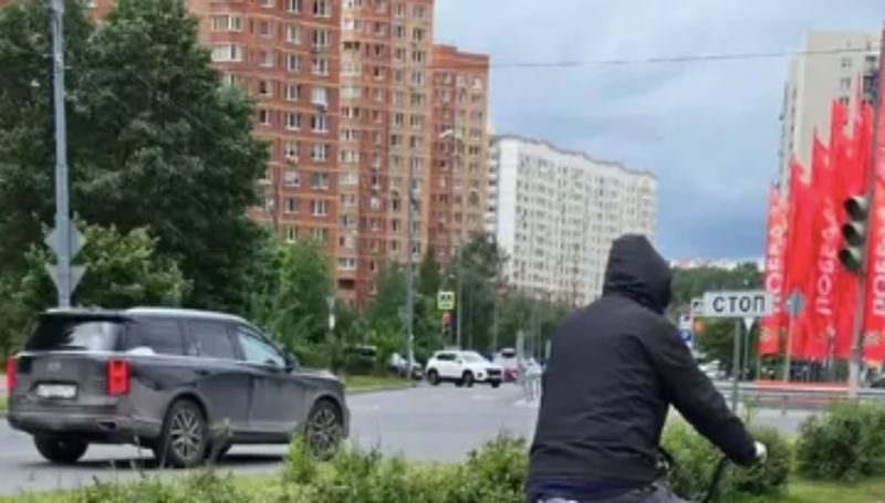 Netko je negdje u Srbiji snimio tipa koji biciklom prevozi ljestve, prizor je nasmijao cijelu regiju
