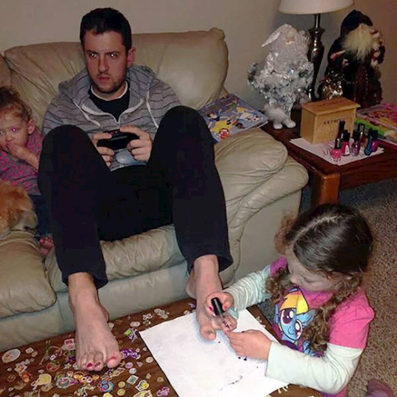 2. Može igrati Play Station u miru jedino ako dopusti kćerkama da ga srede