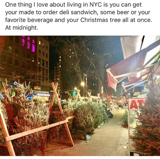12. Super je što u ponoć u New Yorku istovremeno možete naručiti sendvič, pivo ili neko drugo piće i božićno drvce