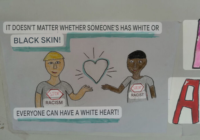 Anti-rasistički poster s čudnom porukom