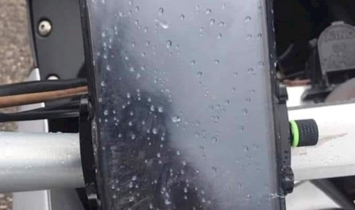 Netko je na bizaran način zaštitio mobitel od kiše, urnebesna fotka je odmah postala hit na Fejsu