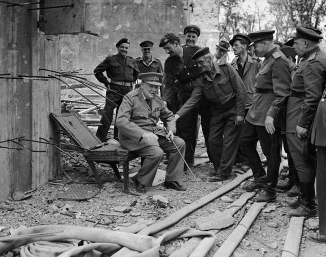 7. Winston Churchill sjedi u ostacima Hitlerove vojne fotelje, srpanj 1945.