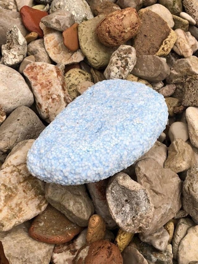 7. Ovaj komad stiropora je oblikovan utjecajem mora i kamenja, sad i sam izgleda kao kamen.