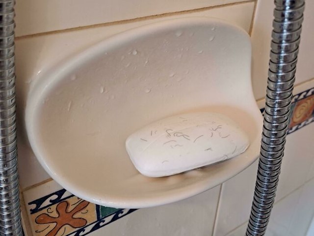 4. Bila sam uvjerena da samo ja koristim ovaj sapun. Ali stvarno...tko ovo radi?!🙄