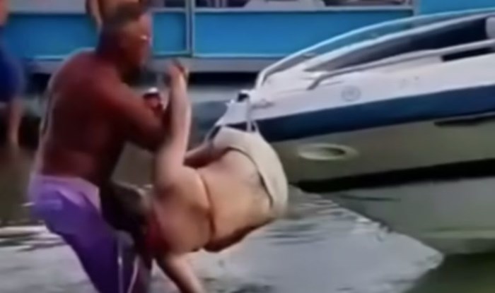 Žena je na brodu doživjela bizarnu nezgodu, snimka njezinog spašavanja odmah je postala viralni hit