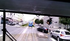 Vozač tramvaja snimio je bizaran manevar vozača osobnog vozila, dobro je digla živce ekipi na FB-u