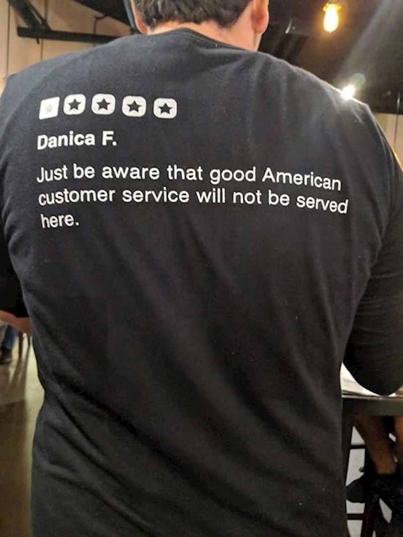 12. "Ovaj konobar na majici ponosni nosi negativan komentar koji su dobili na internetu."