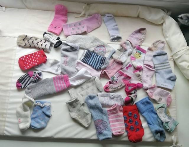 19. 30 čarapa je na fotki i niti jedna nema svoj par. Dobrodošli u kaos roditeljstva.