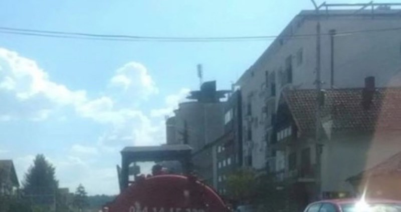 Poduzetnik iz BiH nasmijao je cijelu regiju natpisom na svojem vozilu, morate vidjeti