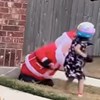Roditelji su uhvatili kćerku kako tuče ukras Djeda Mraza, morate vidjeti iz kojeg razloga