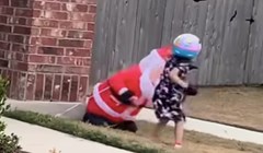 Roditelji su uhvatili kćerku kako tuče ukras Djeda Mraza, morate vidjeti iz kojeg razloga