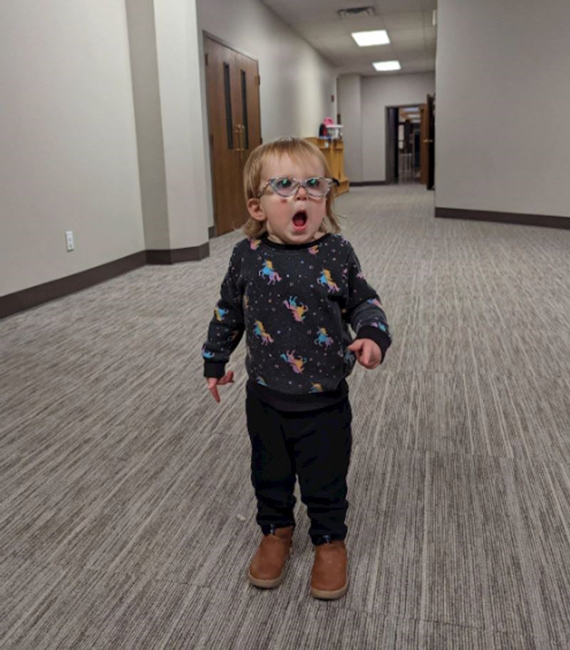 7. Njezina reakcija na prve naočale