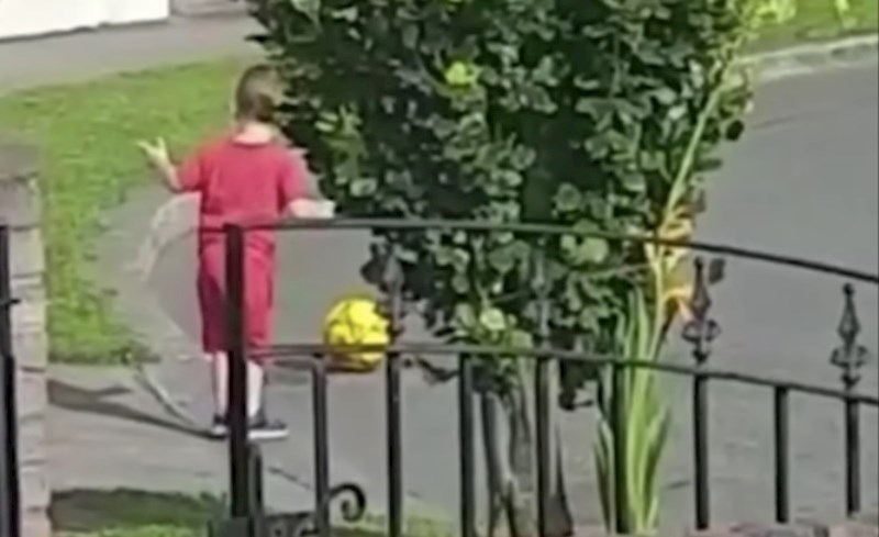 Roditelji su dječaku zabranili ići na cestu, rastopit ćete se kad vidite kako pokušava doći do lopte