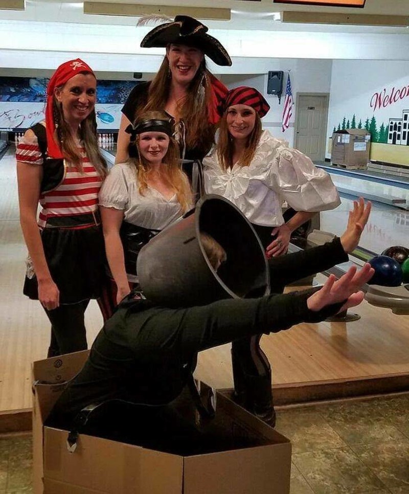 7. Žena i moje frendice bile su pirati za Noć vještica. Zapravo, moja je žena htjela biti drugačija pa je bila top.