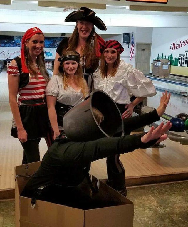 7. Žena i moje frendice bile su pirati za Noć vještica. Zapravo, moja je žena htjela biti drugačija pa je bila top.