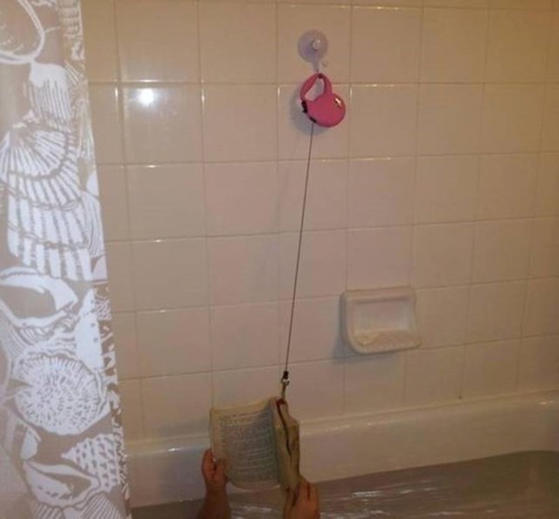 16. Moja kći smislila je kako čitati knjigu dok se kupa