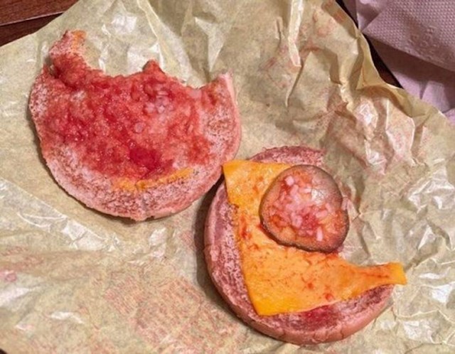 7. Nešto mu je falilo u burgeru. Otvorio ga je i vidio da nema - mesa!