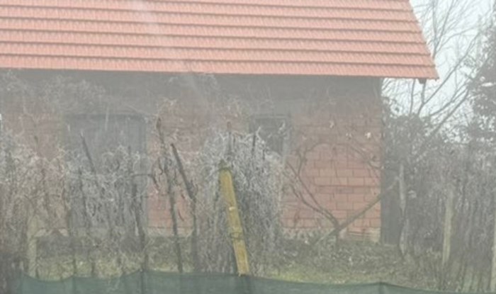 Vozač je u jednom selu primijetio totalno bizaran putokaz, ovako nešto još niste vidjeli