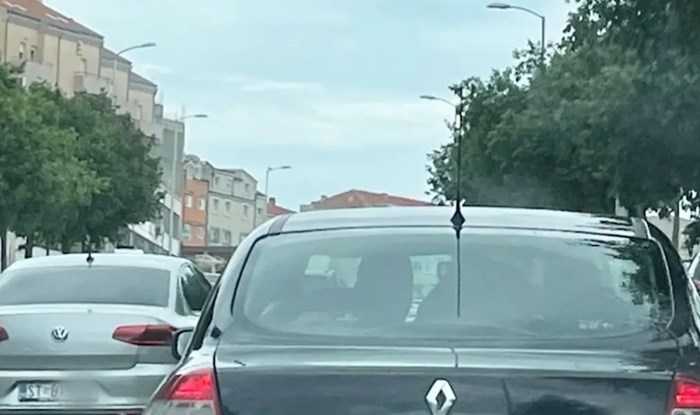 Netko je u Dalmaciji slikao auto s totalnom bizarnim detaljem, fotka je hit na Fejsu