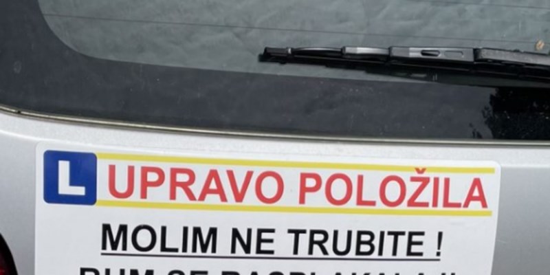 Žena je tek položila vozački pa na auto zalijepila smiješnu poruku za ostale vozače, fotka je hit