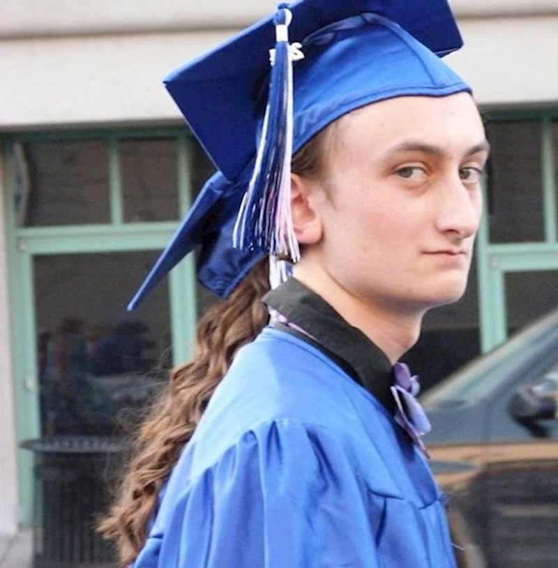 15. Tip nema dugu kosu, iza njega je djevojka