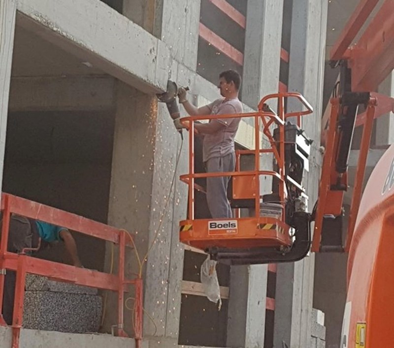 9. Ma kakve naočale, kapci su prirodna zaštita očiju, samo treba žmiriti.