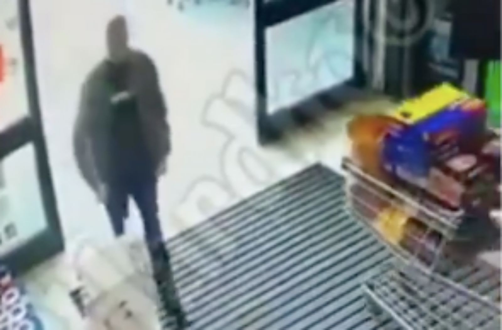 Cijela Hrvatska smije se snimci iz Vinkovaca, morate vidjeti što je tip napravio na ulazu u trgovinu