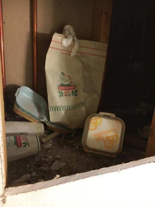 1. Kupili smo stariju kuću i u zidu pronašli stare McDonald'sove ambalaže za hranu i vrećicu, i to božićno izdanje
