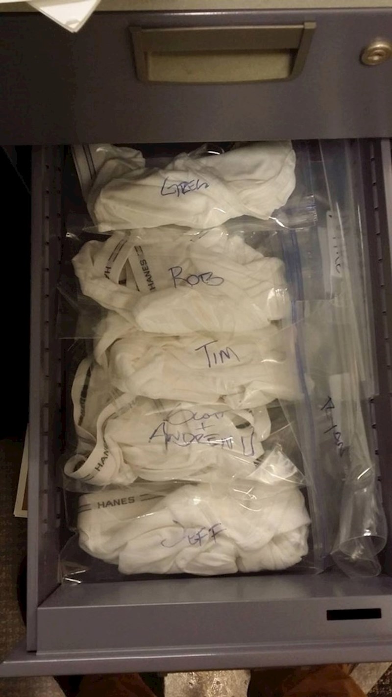 6. Ostavlja neobična iznenađenja kolegama s posla...