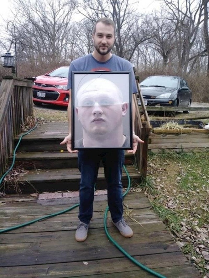 1. Uokvirio je zatvorsku fotografiju svoga brata