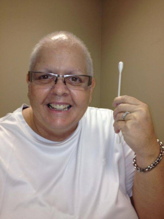 6. Moja teta završila je s kemoterapijom te joj je kosa počela rasti. Poslala mi ovu fotku i u opis napisala: "Pronašla sam svoga blizanca!"
