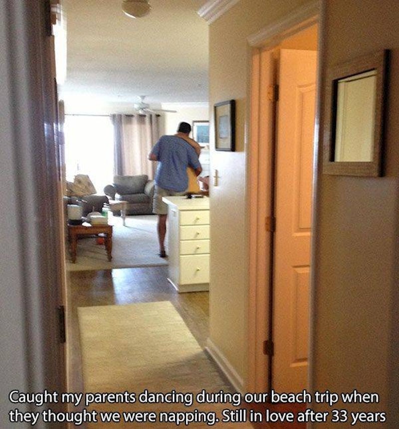 11. Uhvatila sam mamu i tatu kako plešu. Nakon 33 godine još su zaljubljeni!