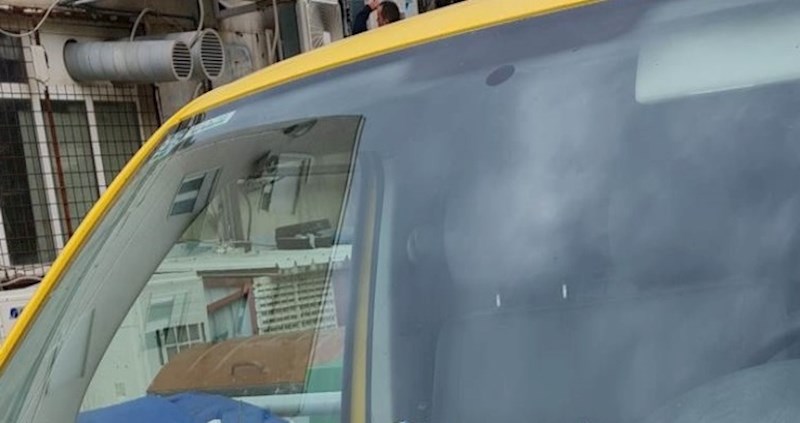 Netko je u parkiranom kombiju primijetio baš bizarnu kolekciju, fotka je odmah postala hit