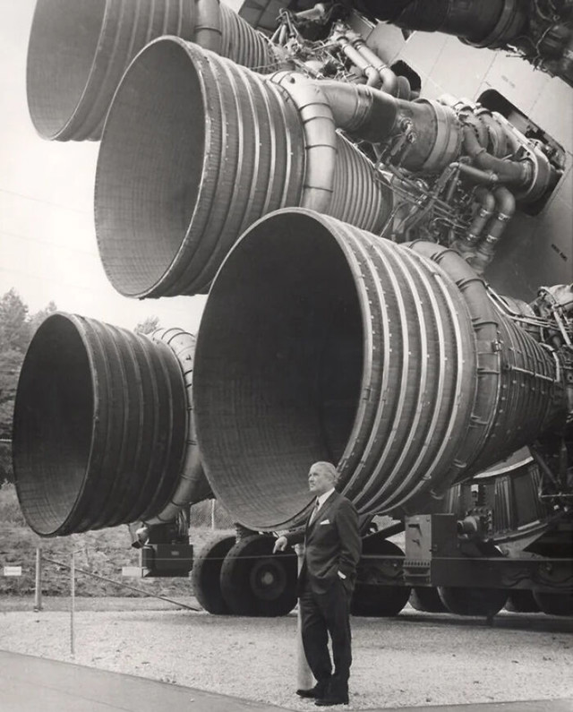 14. Wernher Von Braun pored motora F-1